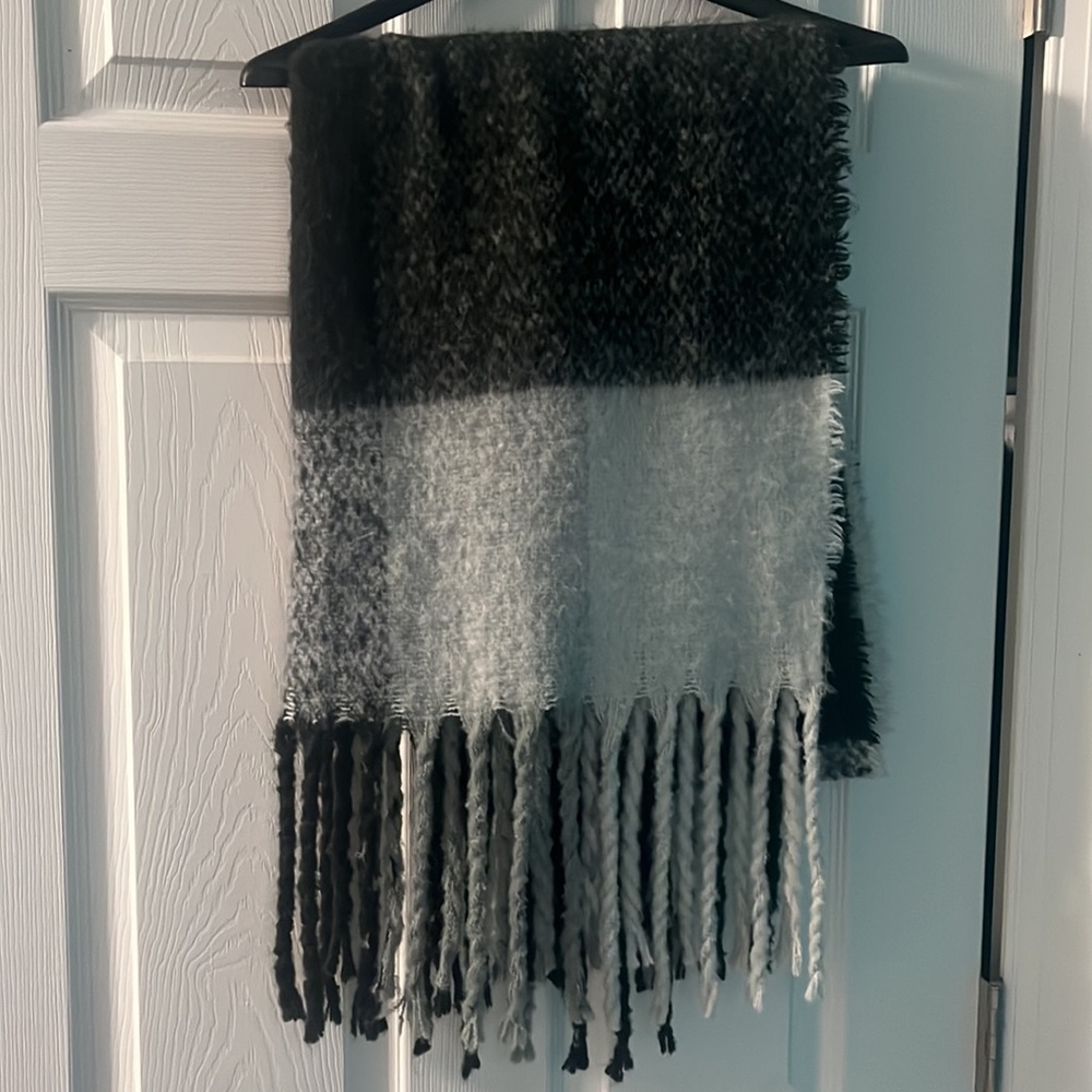 ✨MICHAEL STARS Brush Hour Oversized Scarf Black & Gray- soft, warm, cozy & cute! - Picture 2 of 7